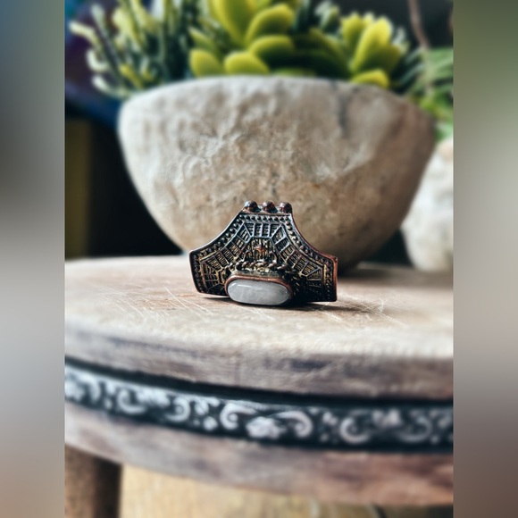 Ring / Statement Piece - Picture 6 of 9